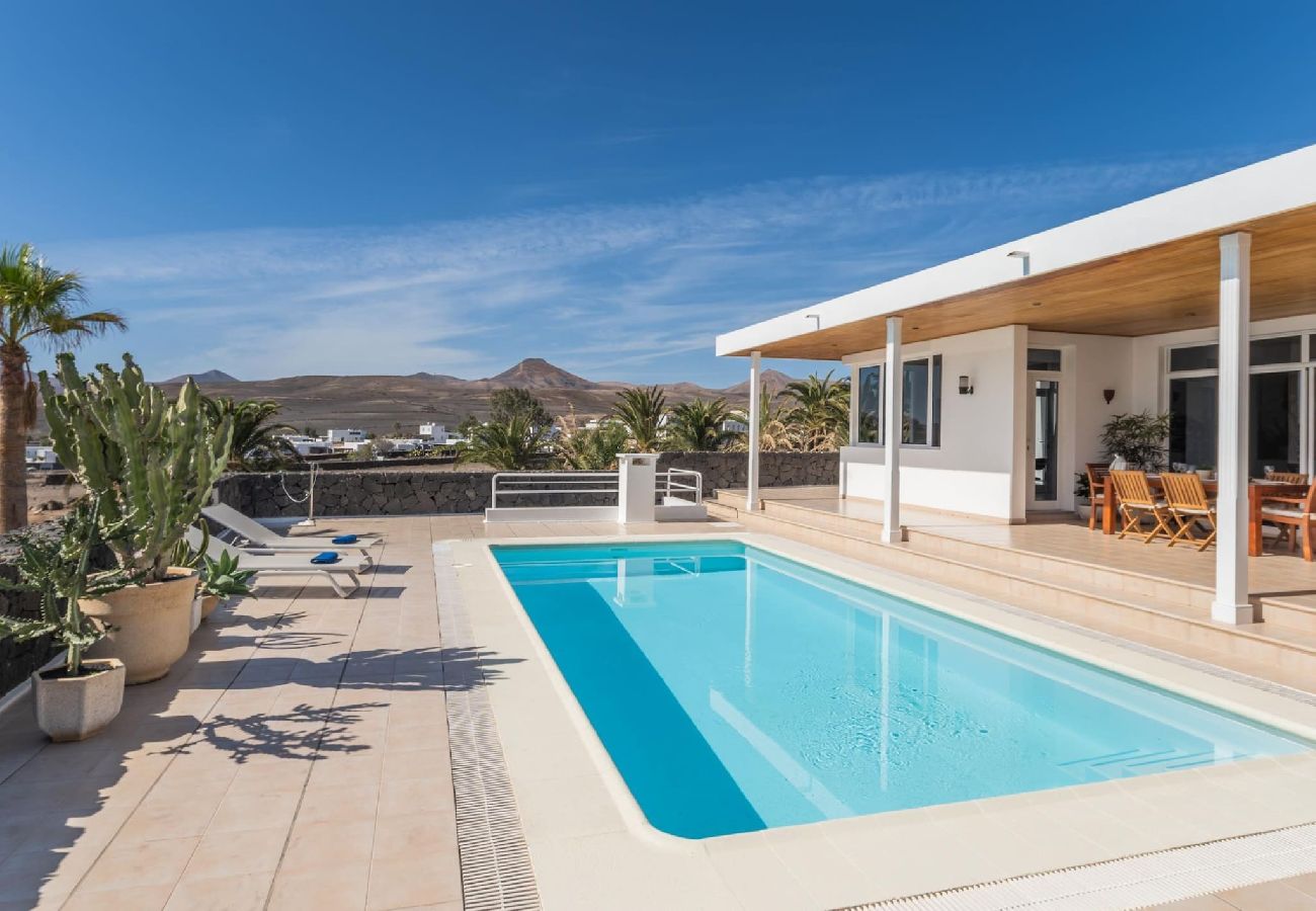 Villa in Puerto Calero - Villa Flor